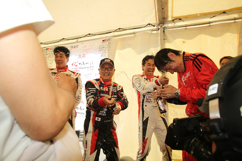 アルコールフリーのノンアルビールでビールかけ開始。はしゃぐモリゾウ選手