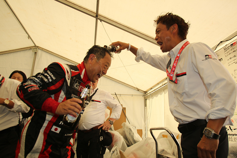 脇阪氏からモリゾウ選手にビールかけ