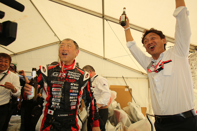 勝ち誇る脇阪寿一氏。すごい光景だ