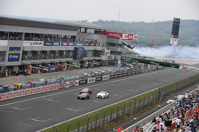 室屋選手が操るアクロバット機「エクストラ330SC」とレクサス車が史上初の「CROSSING（交差）フライト」を実施予定