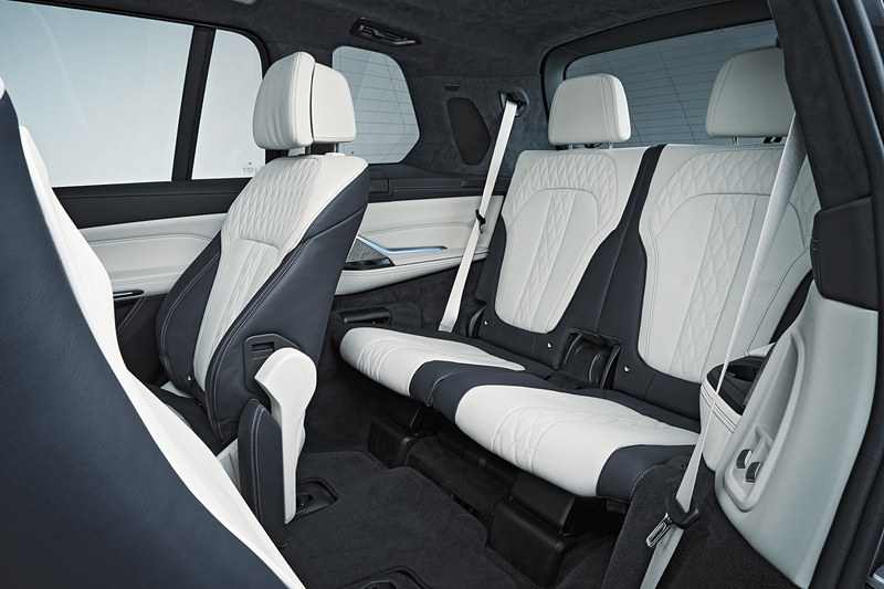 3列シートを採用。6人乗りと7人乗りの2タイプを用意する