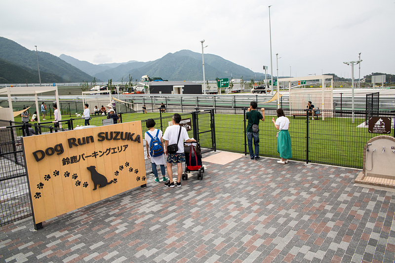 鈴鹿PAにはドッグランなどもあって、利用者の憩いの場となっている