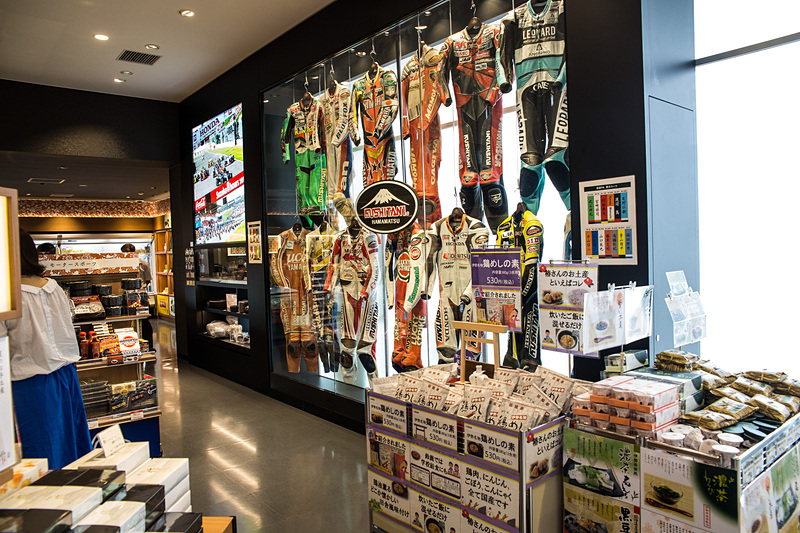 店舗の中も随所でモータースポーツ関連の常設展示が行なわれている