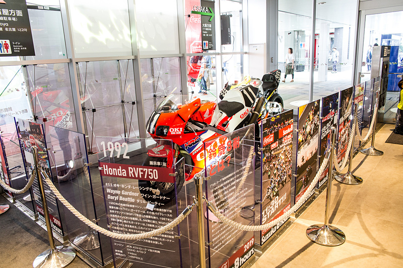 PIT SUZUKA内に展示されたのは、1992年の鈴鹿8耐優勝マシン ホンダ「RVF750」と2003年にホンダとバンダイのコラボで参戦したホンダ「CBR954RR」。この2台は8月末まで展示されるとのこと