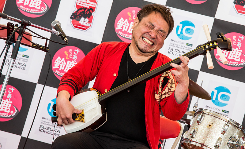 たなかつとむさんはTスクエアのF1のテーマソングに合わせて三味線を披露