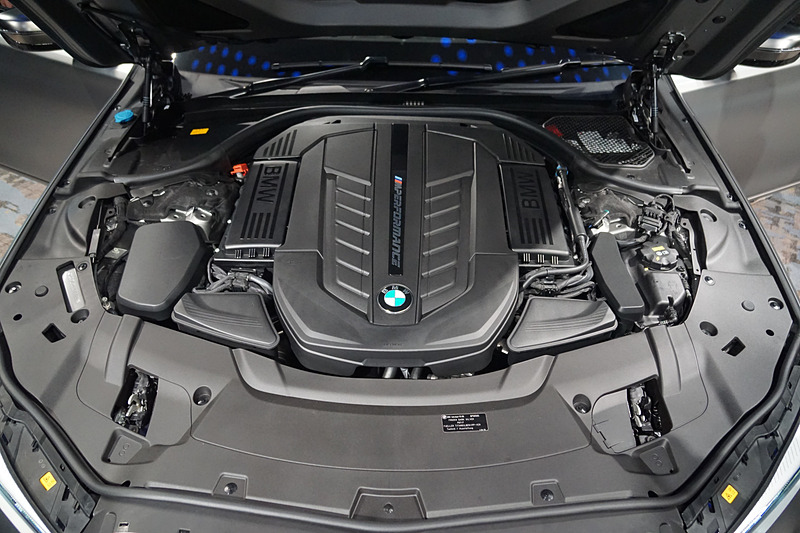 「M760Li xDrive」はV型12気筒ガソリン・エンジンを搭載