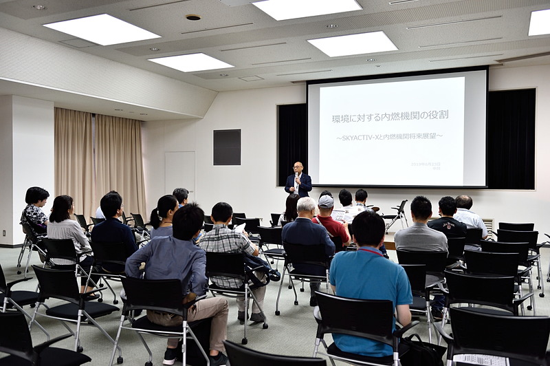 パワートレーンの開発を統括している中井英二執行役員と人見光夫シニアイノベーションフェローによる内燃機関の将来展望の講演は、登場間近の新世代エンジン「SKYACTIV-X」の開発秘話や、どのように性能を達成したか、そして内燃機関の可能性を紹介していた