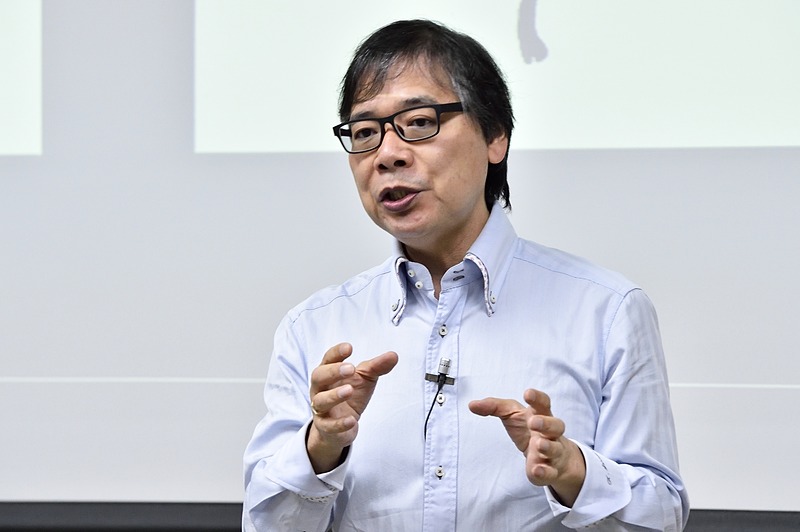 猿渡健一郎氏の講演は、マツダが提唱している「人間中心」の開発哲学についての内容。クルマの開発に人間が持つ機能や感覚などを取り入れていることを説明し、車両のスイッチを押したときの人間の感覚を、来場者にスイッチに触ってもらいながら解説していた