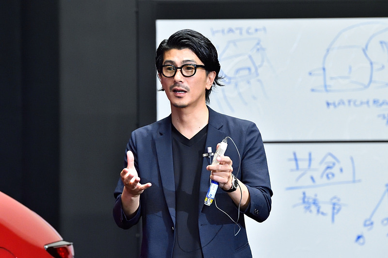 MAZDA3を担当した土田康剛チーフデザイナーは、セダンとファストバックのデザインの違いや魂動デザインの深化などについて絵を描きながら解説。デザイナー自らがイラストを描いて見せることも珍しいはず