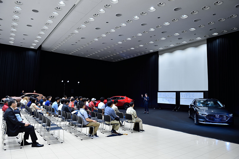 MAZDA3を担当した土田康剛チーフデザイナーは、セダンとファストバックのデザインの違いや魂動デザインの深化などについて絵を描きながら解説。デザイナー自らがイラストを描いて見せることも珍しいはず