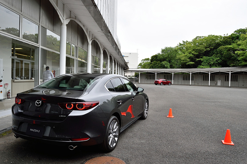 MAZDA3から採用された「スカイアクティブ ビークル アーキテクチャー」を体感できるコーナー。アクセラとMAZDA3の比較になるのだが、「ながらウォーク」と呼ばれる健康器具を車両に装着して、微低速で走行させる。MAZDA3は明らかに身体の揺れが少ない。つまり、シャシー性能が上がって乗り心地も向上しているということだ