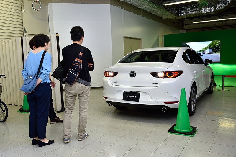 数多くあるマツダの安全装備の一部も紹介されていた。「ALH（アダプティブLEDヘッドライト）」が実際にどのように機能するのか、そして「360°モニター」の使い勝手などを体験できる