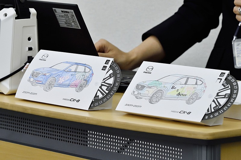 子供連れのファミリー層も数多く訪れていたのは、子供向けのコンテンツが多数用意されていたことも理由の1つだろう。マツダ歴代モデルの缶バッヂが作れるコーナーや、塗り絵、PCでプログラミングしてクルマ型のロボットを動かすコーナー、ラジコン、CG体験が用意されていた