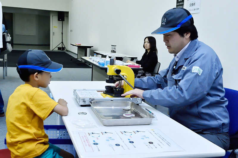 子供連れのファミリー層も数多く訪れていたのは、子供向けのコンテンツが多数用意されていたことも理由の1つだろう。マツダ歴代モデルの缶バッヂが作れるコーナーや、塗り絵、PCでプログラミングしてクルマ型のロボットを動かすコーナー、ラジコン、CG体験が用意されていた