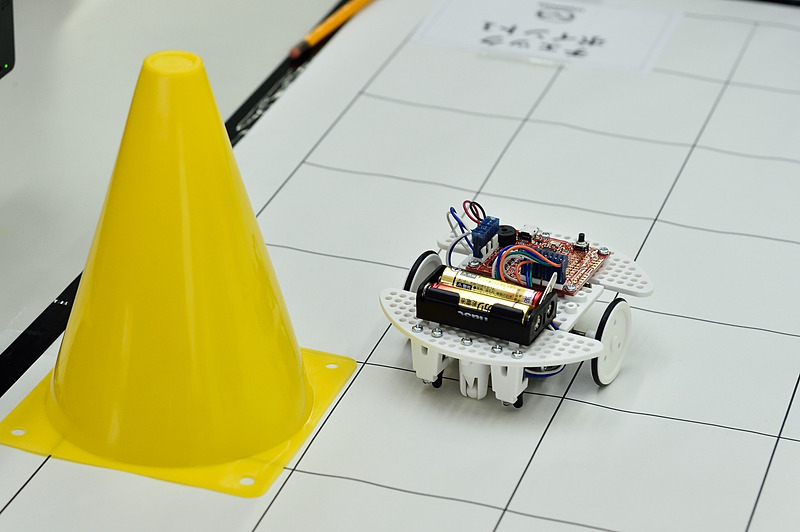 子供連れのファミリー層も数多く訪れていたのは、子供向けのコンテンツが多数用意されていたことも理由の1つだろう。マツダ歴代モデルの缶バッヂが作れるコーナーや、塗り絵、PCでプログラミングしてクルマ型のロボットを動かすコーナー、ラジコン、CG体験が用意されていた