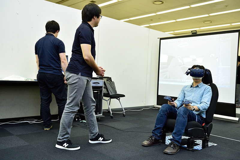 子供連れのファミリー層も数多く訪れていたのは、子供向けのコンテンツが多数用意されていたことも理由の1つだろう。マツダ歴代モデルの缶バッヂが作れるコーナーや、塗り絵、PCでプログラミングしてクルマ型のロボットを動かすコーナー、ラジコン、CG体験が用意されていた