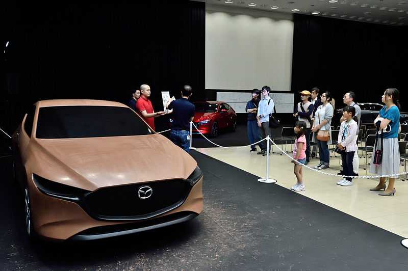 チーフデザイナーが講演したホールに置かれていたMAZDA3のクレイモデル。講演の合間には、クレイモデラーによる実演と子供向けの体験が実施された。クレイは粘土なので子供にも親しみがあり、人気のコーナーとなっていた