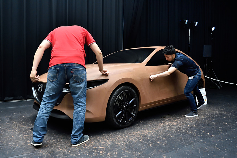 チーフデザイナーが講演したホールに置かれていたMAZDA3のクレイモデル。講演の合間には、クレイモデラーによる実演と子供向けの体験が実施された。クレイは粘土なので子供にも親しみがあり、人気のコーナーとなっていた