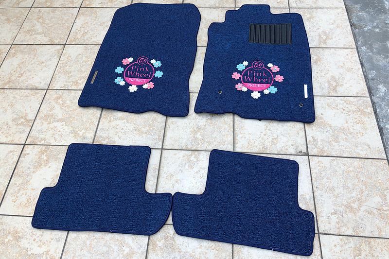 青木さんがサプライズで、私の愛車・CR-Z用のフロアマットをプレゼントしてくださってから、6年もの間、もったいなくて使えず飾らせてもらっていた実物がコチラ。確か純正ではオプション扱いだった後席のフロアマットも、ちゃんとサイズぴったりで作ってくださって、お仕事の丁寧さに感激した記憶があります。ついについに使わせていただく時がきて、愛車も私もすっかりリフレッシュしています♪