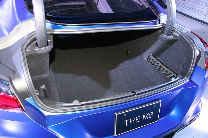 独立したトランクを備える2ドアクーペボディとなる