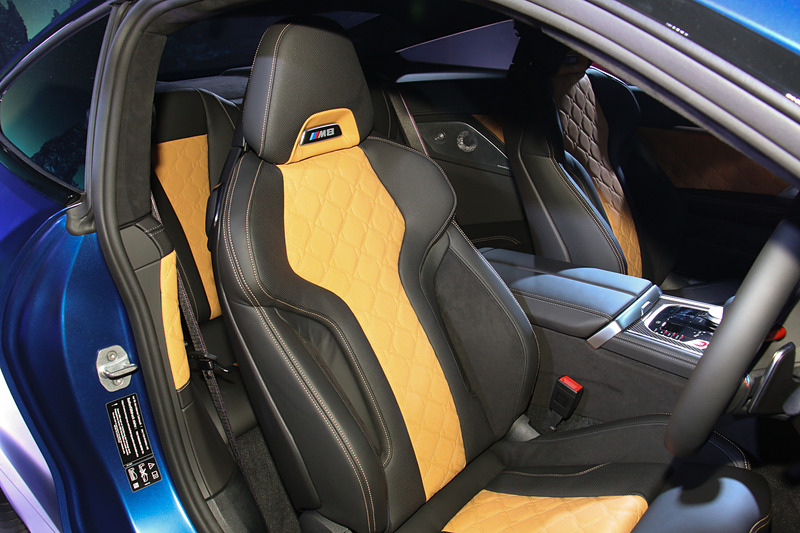 ヘッドレストにM8のロゴマークを備えるスポーツシート