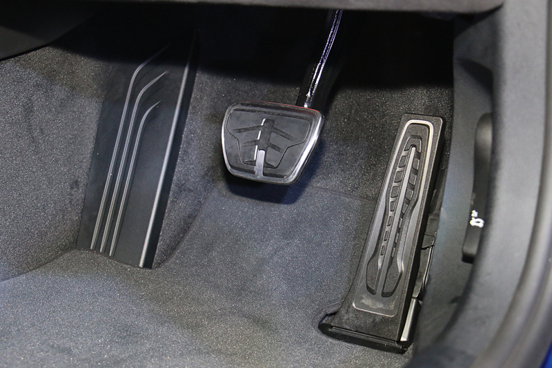 アクセルペダルはオルガン式。大型のフットレストも装備する