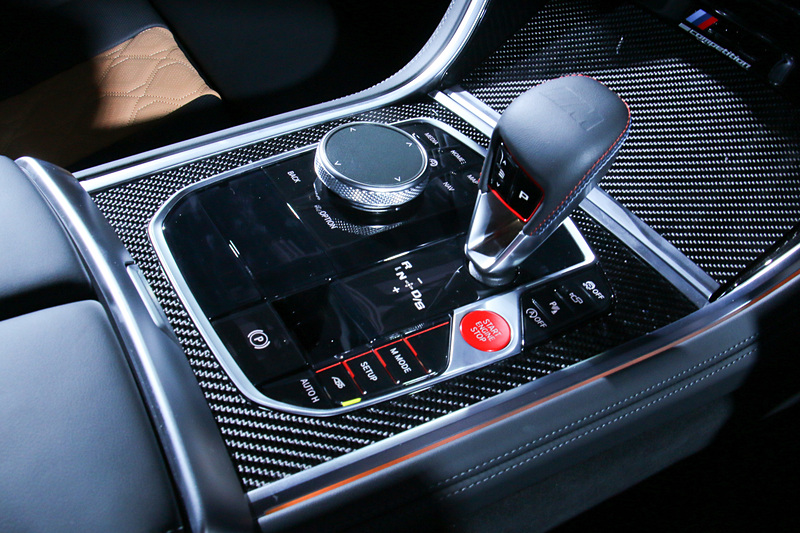 「Mモデルカラー」のステッチが施されたシフトセレクターやレッドのスタート/ストップボタンでスポーティさを表現