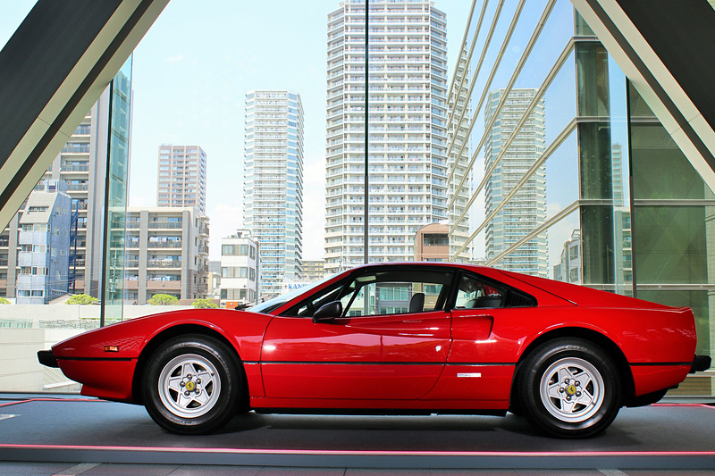 会場に展示された308 GTB（上段）とF40（下段）