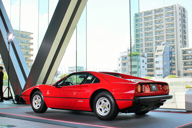 会場に展示された308 GTB（上段）とF40（下段）
