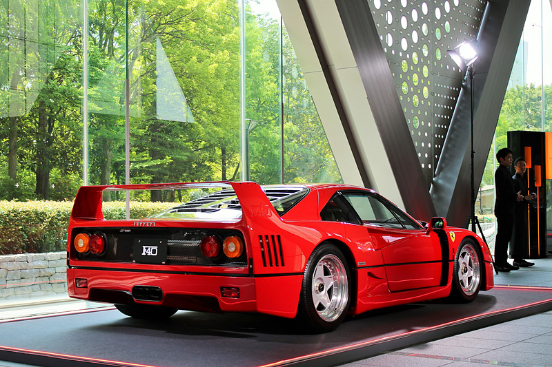 会場に展示された308 GTB（上段）とF40（下段）