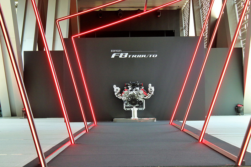 308 GTBとF40の奥にV型8気筒エンジンを設置