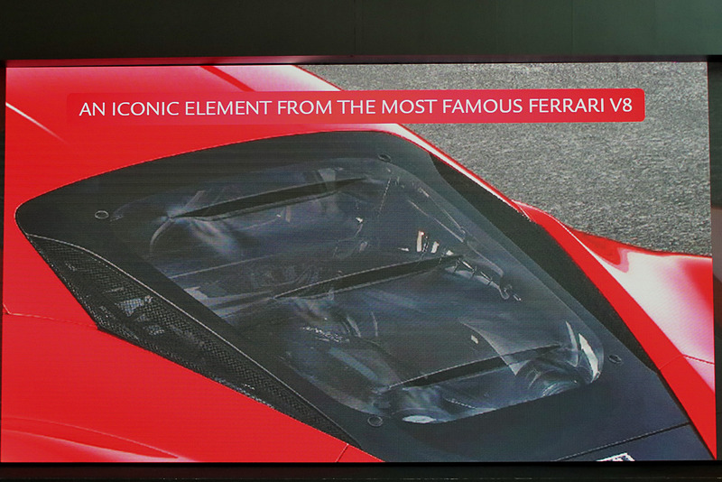 エンジンルームは新型レキサン製リアウィンドウを透して見ることができる