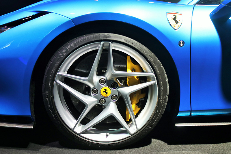 F8 トリブートのボディサイズは4611×1979×1206mm（全長×全幅×全高）。乾燥重量は1330kg