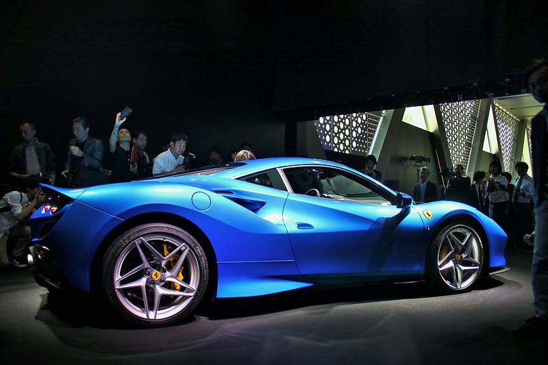 F8 トリブートのボディサイズは4611×1979×1206mm（全長×全幅×全高）。乾燥重量は1330kg