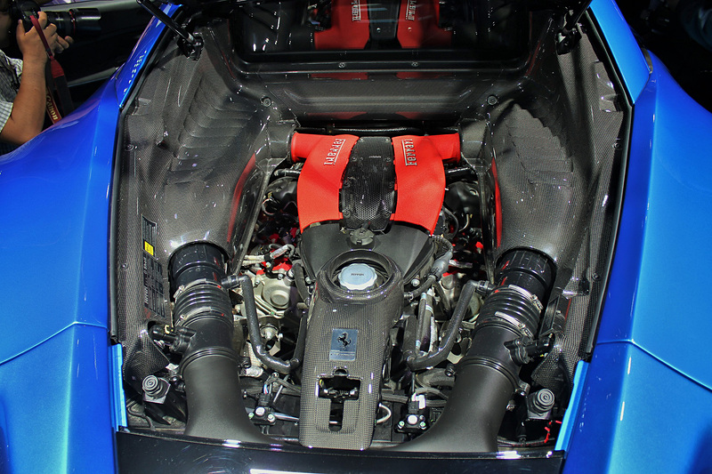 F8 トリブートが搭載するV型8気筒3.9リッターターボエンジンは、最高出力720HP/8000rpm、最大トルク770Nm/3250rpmを発生