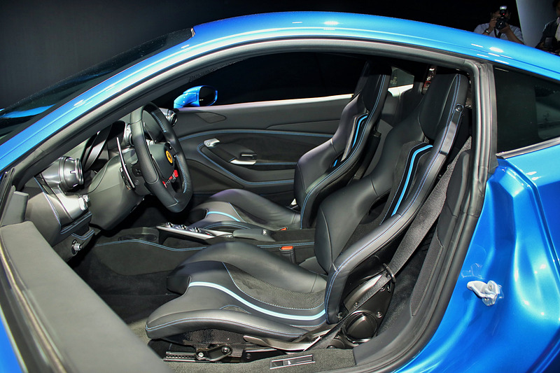 F8 トリブートのインテリア