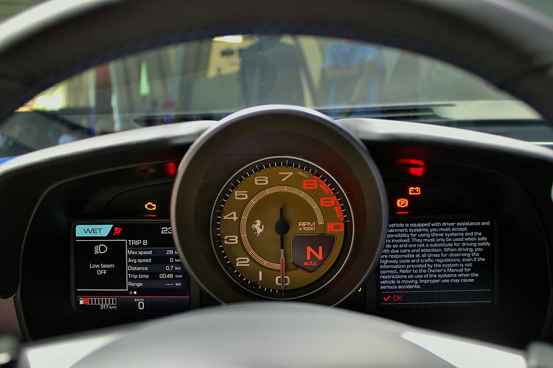 F8 トリブートのインテリア