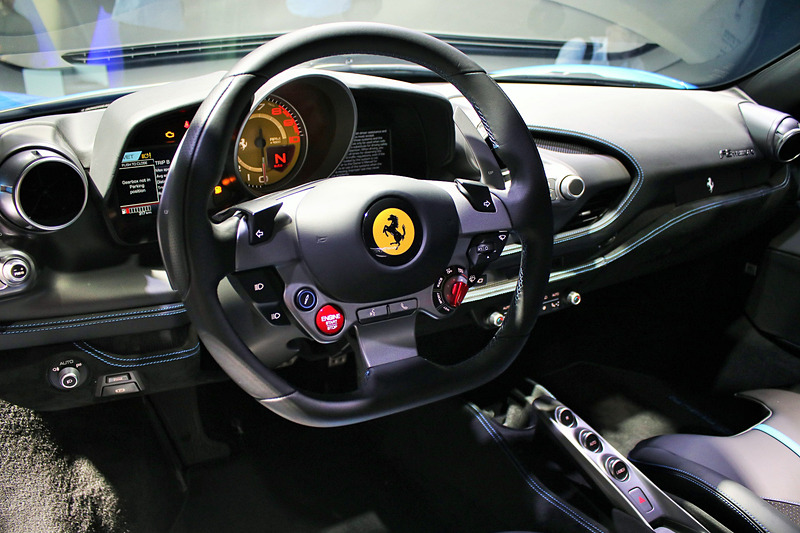 F8 トリブートのインテリア