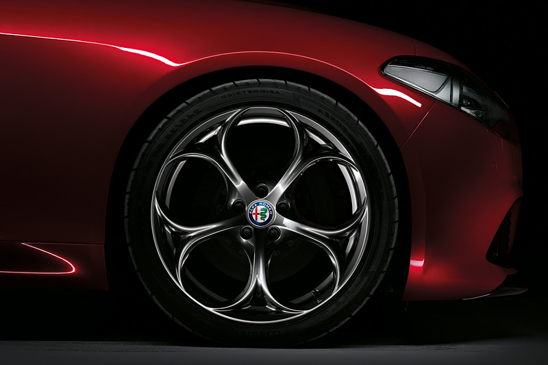 19インチに大径化された新デザインのアルミホイール