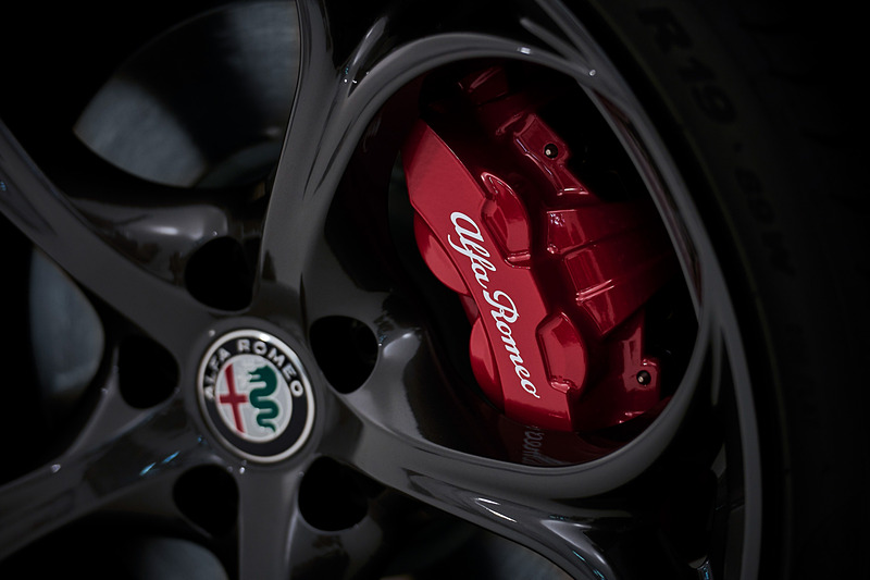 ブレーキキャリパーをレッドに