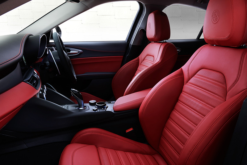 インテリアではダッシュボードやドアパネルにもレザーを採用