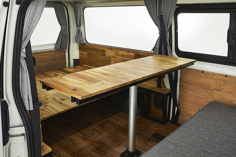 テーブルやベッドに置き換え可能な天板を装備