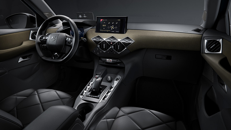 インテリアではブロンズカラーのファブリックをインストルメントパネルに採用。Grand Chicにはダイヤモンドステッチが印象的なバサルトブラックレザーシートを、So Chicにはインストルメントパネルと同様の色調であるブロンズファブリックシートがコーディネートされる