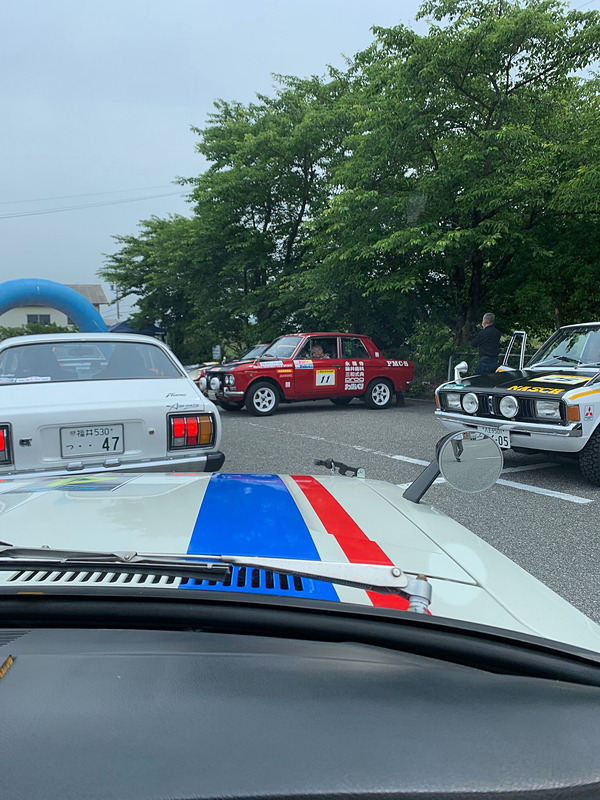 先日参加したラリーのスタート地点でのワンショット。運転席からの景色はタイムスリップしたようなクルマばかり