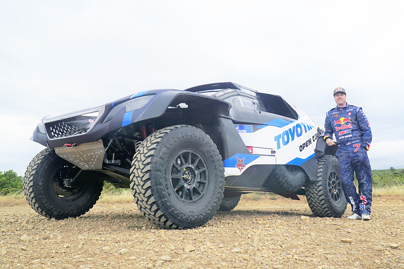「シルクウェイラリー2019」に参戦するブライス・メンジス選手と「Peugeot 3008 DKR」