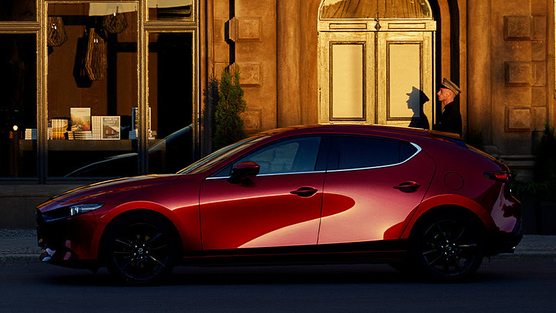 離れた場所にいても愛車のMAZDA3を身近に感じるアイテムとなる