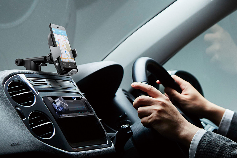 取り付けアタッチメントはオンダッシュ取付アタッチメント（左）とエアコン吹き出し口取付アタッチメント（右）が付属