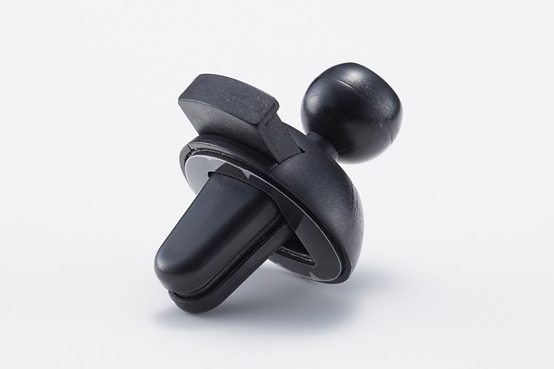 取り付けアタッチメントはオンダッシュ取付アタッチメント（左）とエアコン吹き出し口取付アタッチメント（右）が付属