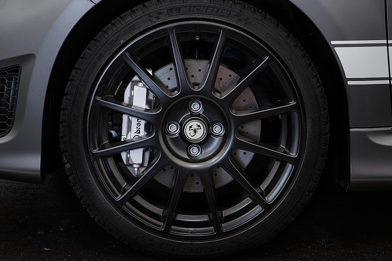 ブラックのアルミホイールにシルバー塗装になったブレンボブレーキ