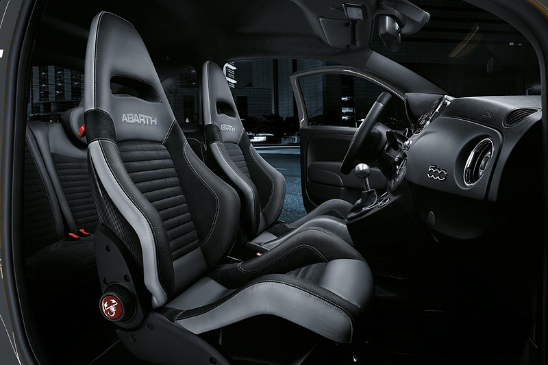 カーボンシェルのヘッドレスト一体型Sabelt製スポーツシート(前席）